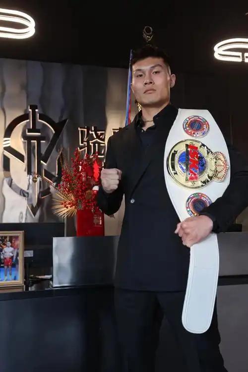刘策登陆UFC首秀，迎来的对手却不是一个专门限制他的摔跤型选手，而是选择了萨摩亚