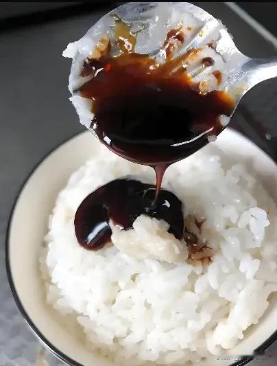 你觉得一碗白米饭再配哪道菜最下饭儿时难忘美味。一勺黑猪油、一点酱油，筷子一搅，送