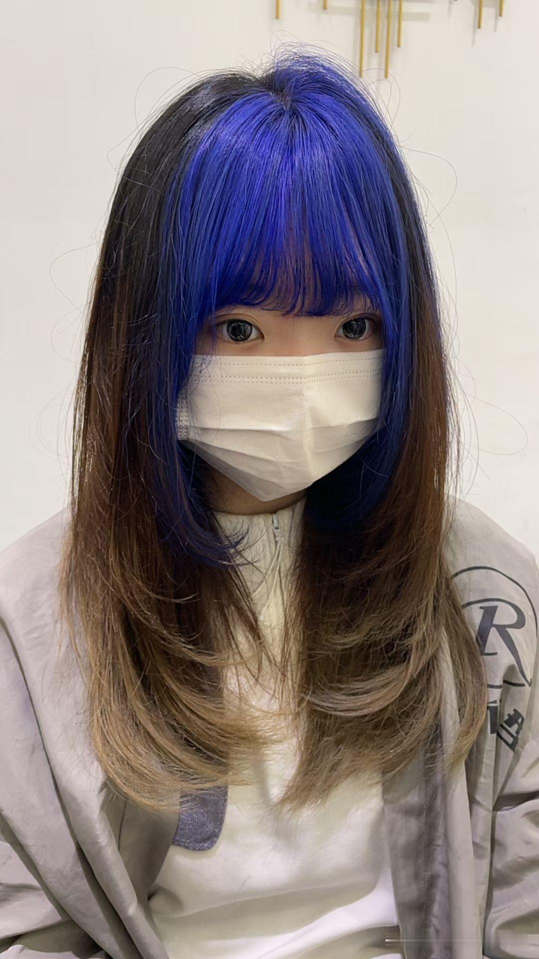 我实在get不到现在年轻人的审美。在我们的年纪，染发无非是遮白发，或是选个低调的