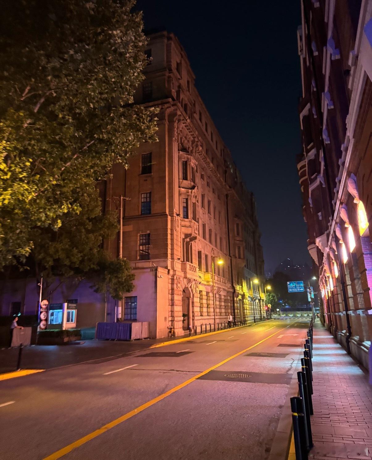 怀民亦未寝的瞬间月色刚好的深夜难得没睡着，忽然想起找人同行散步，平淡夜里的片刻松