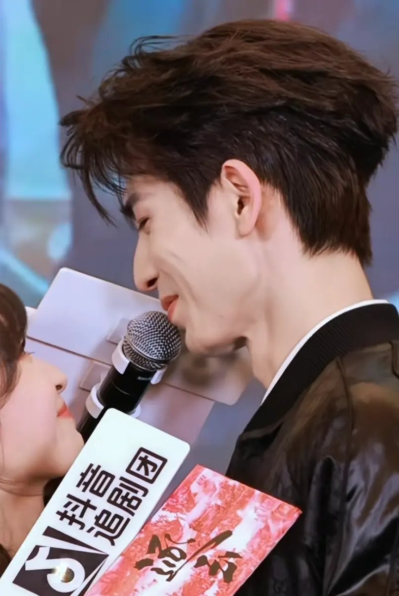 张凌赫脸上这个状态，感觉稍微胖一点会不会就撑开了呢？ 