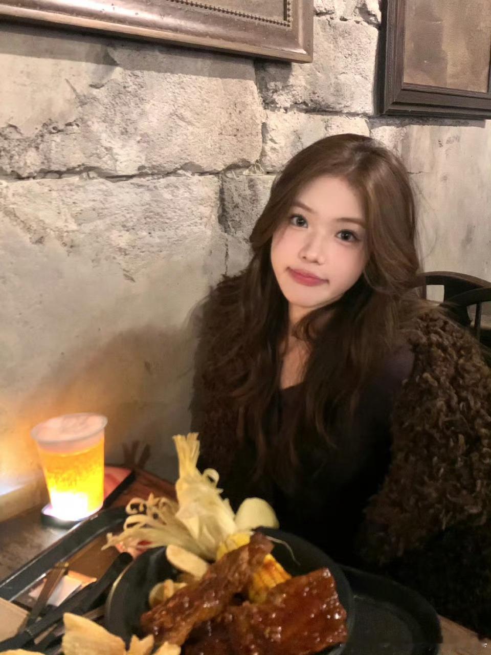 朱朱是请吃饭的漂亮姐姐 朱朱仿佛一颗璀璨的星辰，在《友间合租屋》的浩瀚星空中闪耀