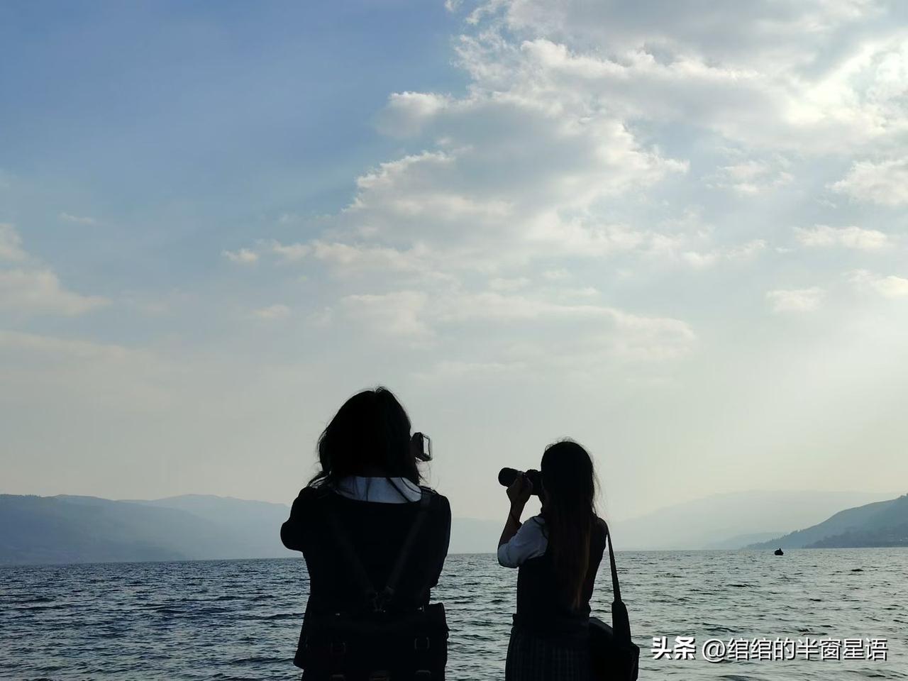 闺蜜问：什么才是最理想的伴侣呢？
我说：应该要是个有趣的人吧，不然慢长的人生怎么