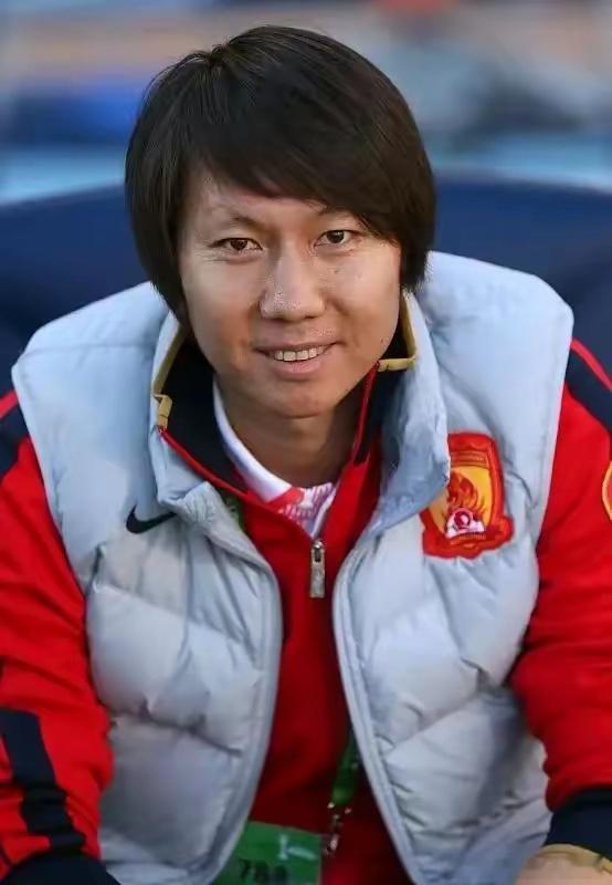 李铁的老婆和两个女儿1、老婆∶龙菲，她的名下有多家公司，两人在2001年世预赛的