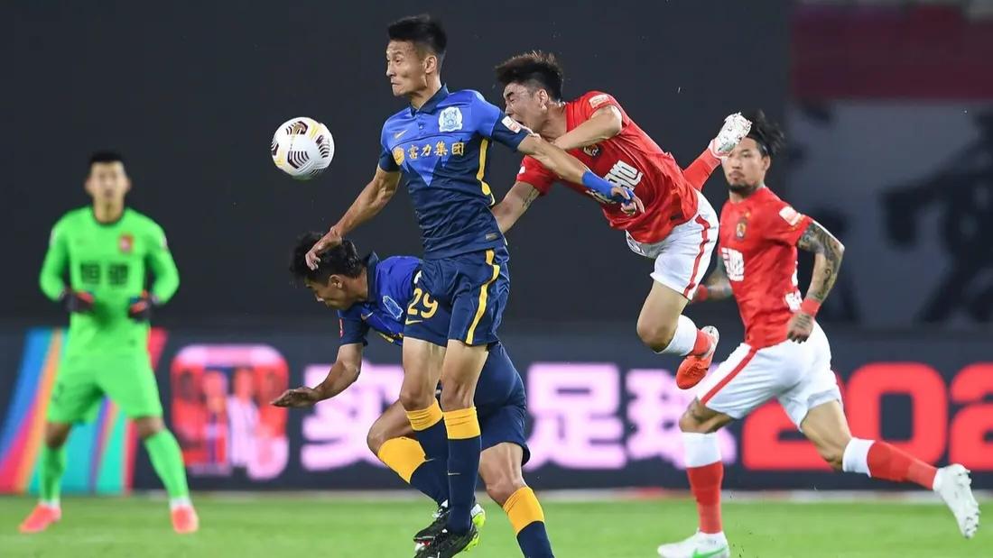 苏州队最近在客场亮相时，球衣设计意外引发热议，许多网友一眼就联想到热门电影《飞驰