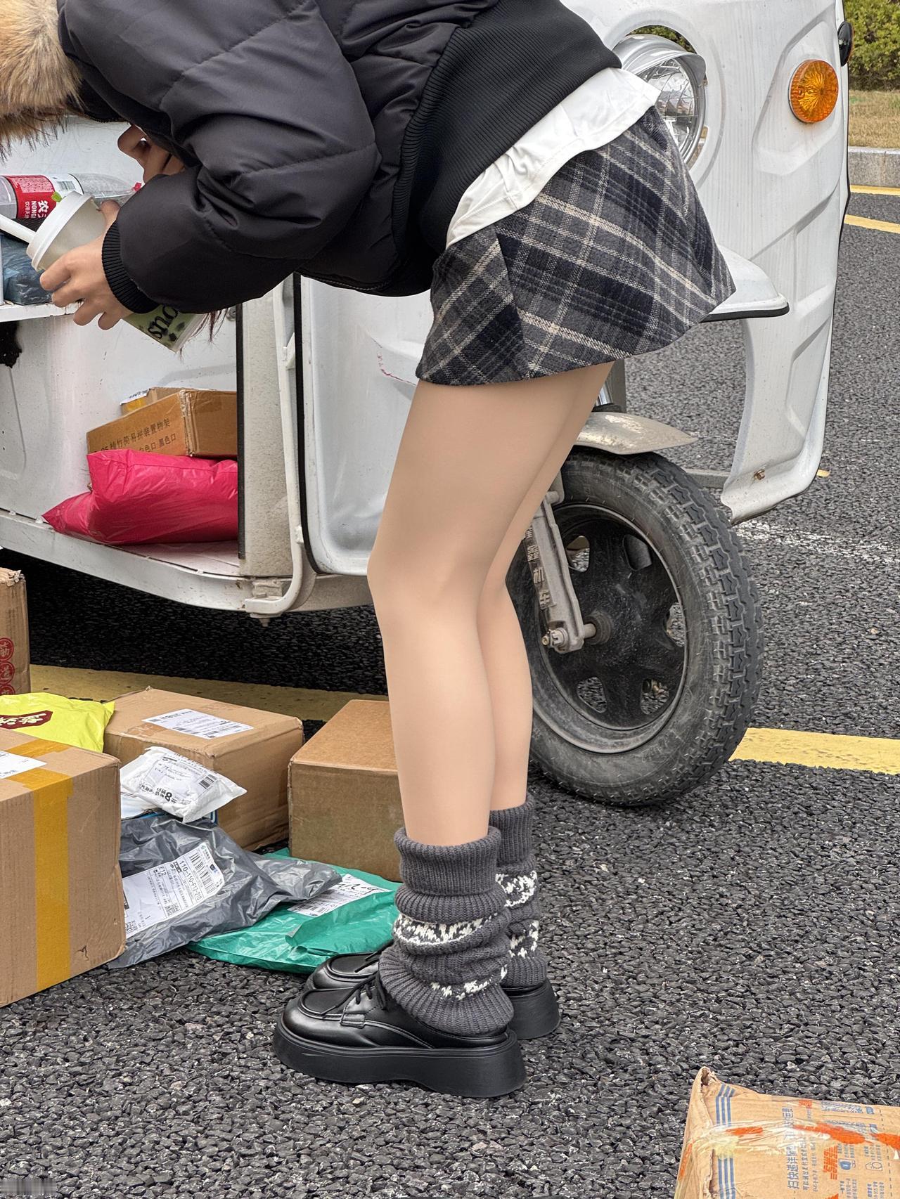 拿快递看到的……10度的天穿短裙？？？ 
其实里面穿了厚绒光腿神器啦[可爱]