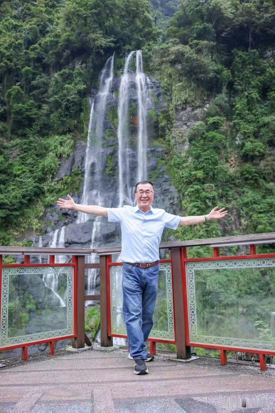 不得不说，中国台湾省新北市的“乌来瀑布”挺美！李四川表示有年轻伙伴说他后脑勺的“