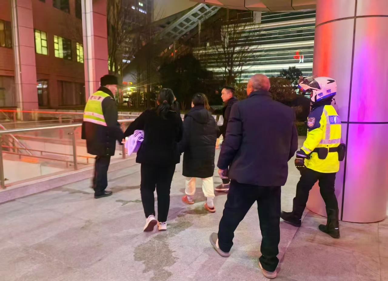 【三十公里晚高峰路，二十分钟疾驰抵达！】元旦晚高峰，一名患者紧急就医途中遇堵。中