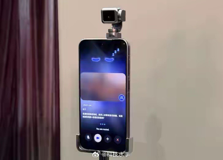 vlog人狂喜！荣耀这款机器人手机直接干掉我的稳定器，顶部自带自动三轴云台，拍探