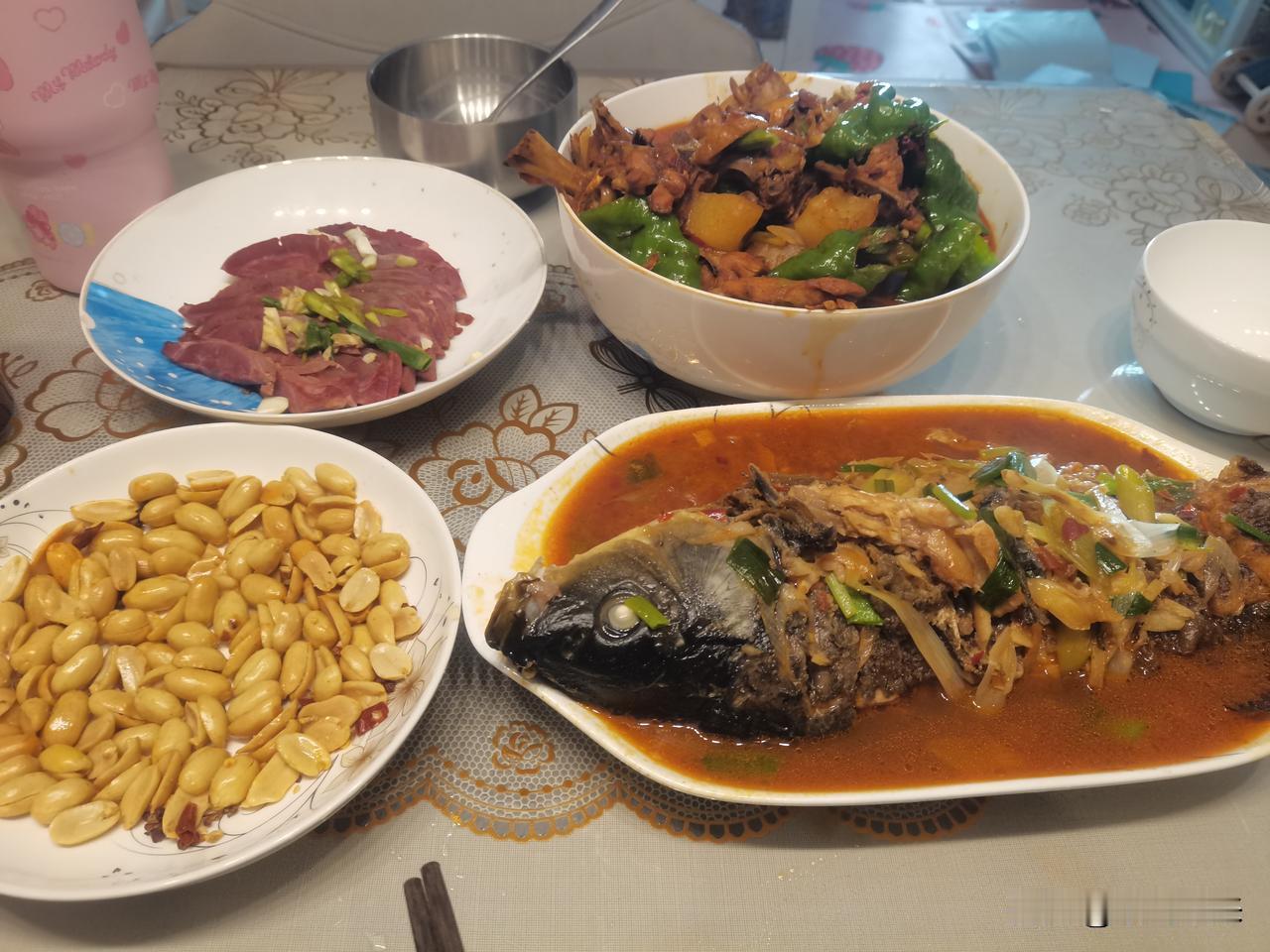 让大家看看我自己做的年夜饭，

自己做的，谈不上丰盛，确实最真实的人间烟火！
