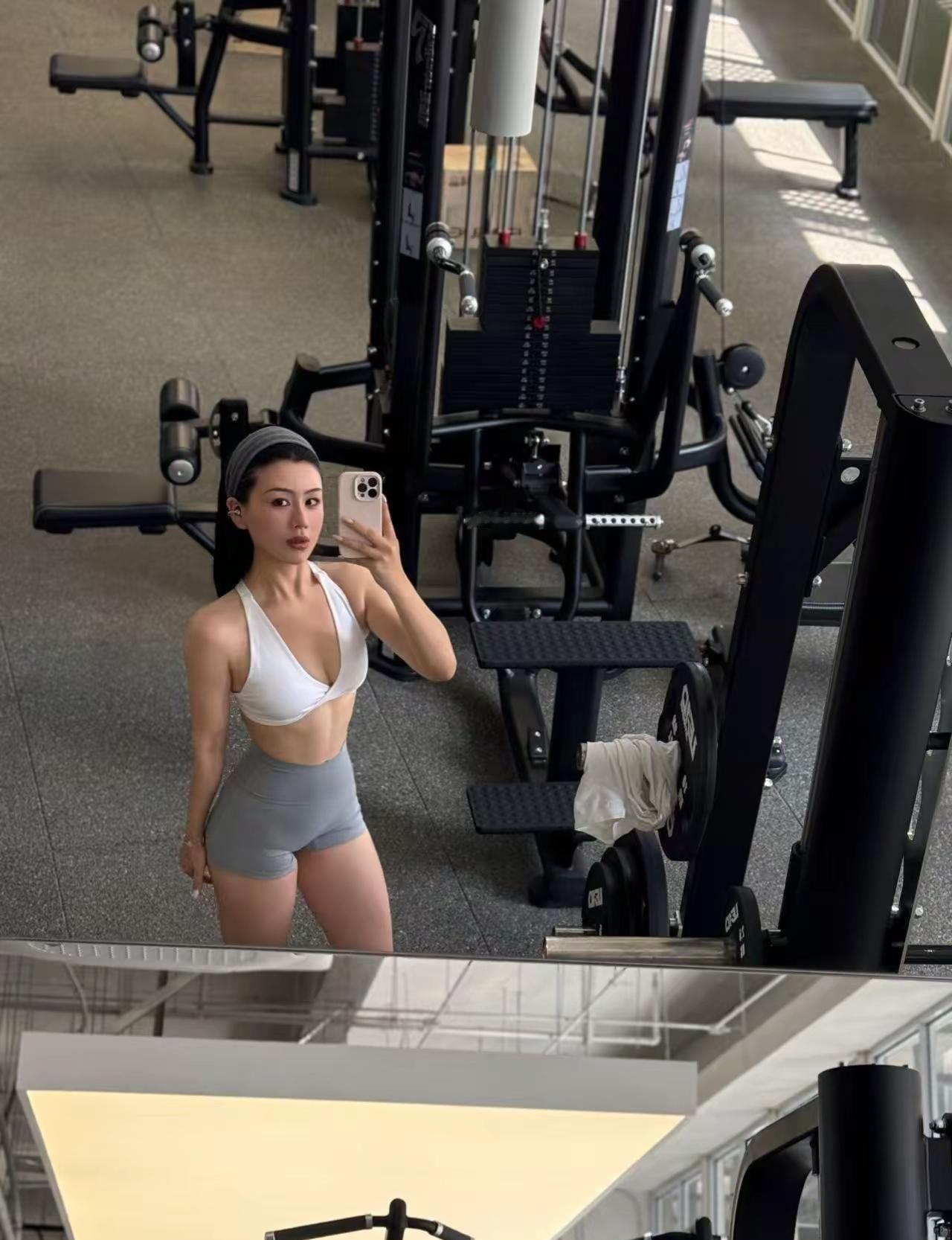 早就不喜欢太柴的身材。原相机记录身材 健身ootd 原相机ootd穿搭 随意穿搭