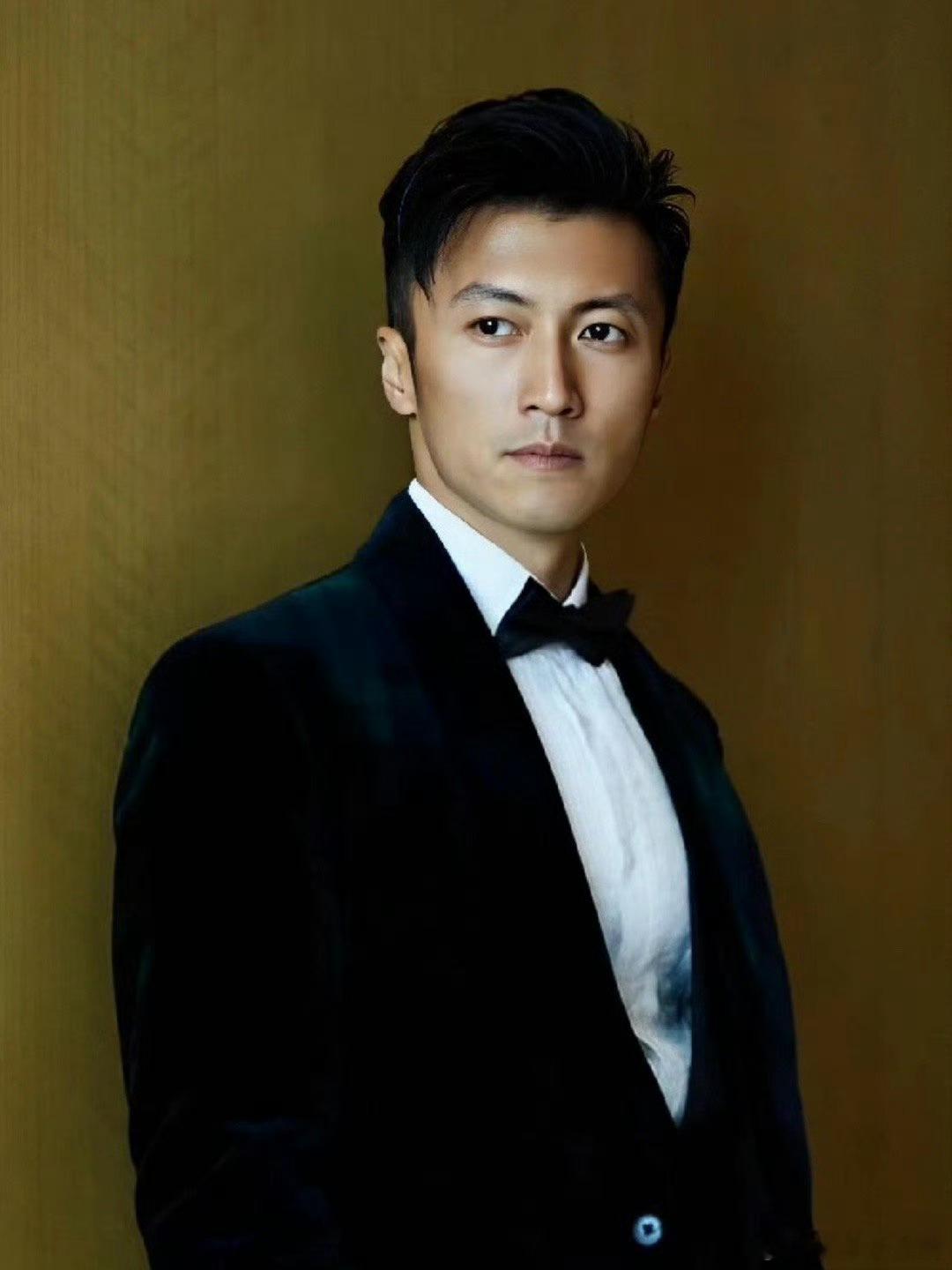 谢霆锋果然还是太全面了圆才是谢霆锋的浪漫密码 把月亮搬去重庆夜空的男人！14米悬