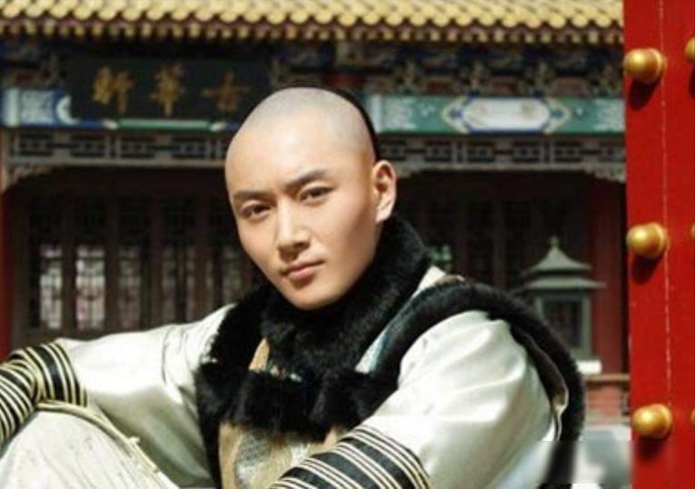 乾隆皇帝对叔叔说：以后见朕不必跪拜，叔叔死前懊悔：是我太天真
乾隆元年，新皇帝登