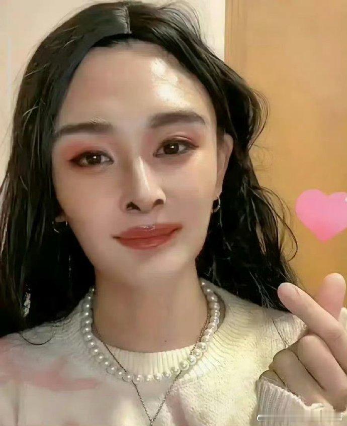 这妆仿的，又难看又挺像，真不知道怎么形容说好 