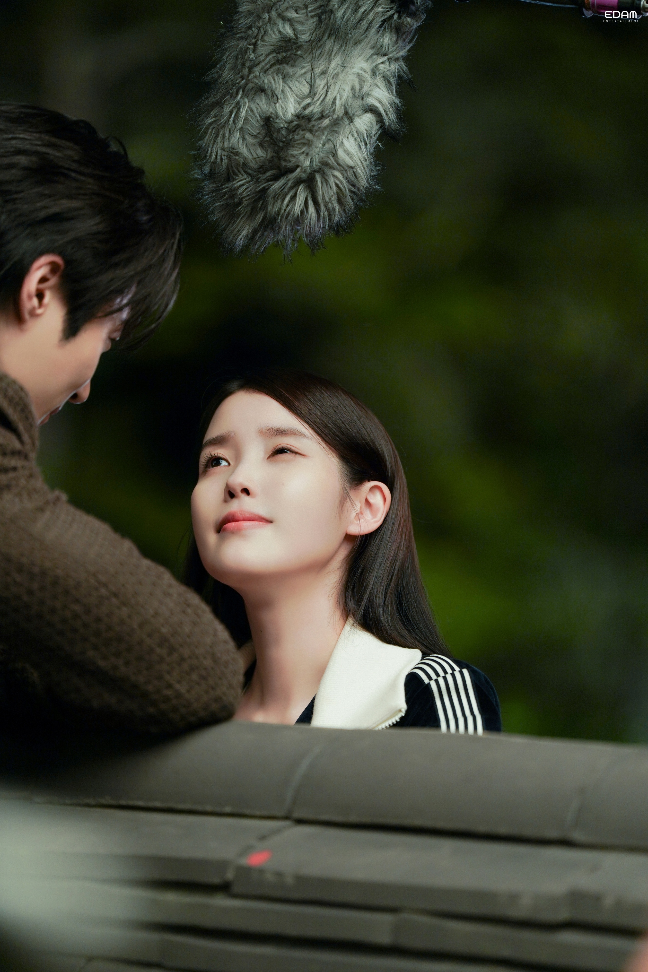 260420 IU官方更新《21世纪大君夫人》幕后花絮图 