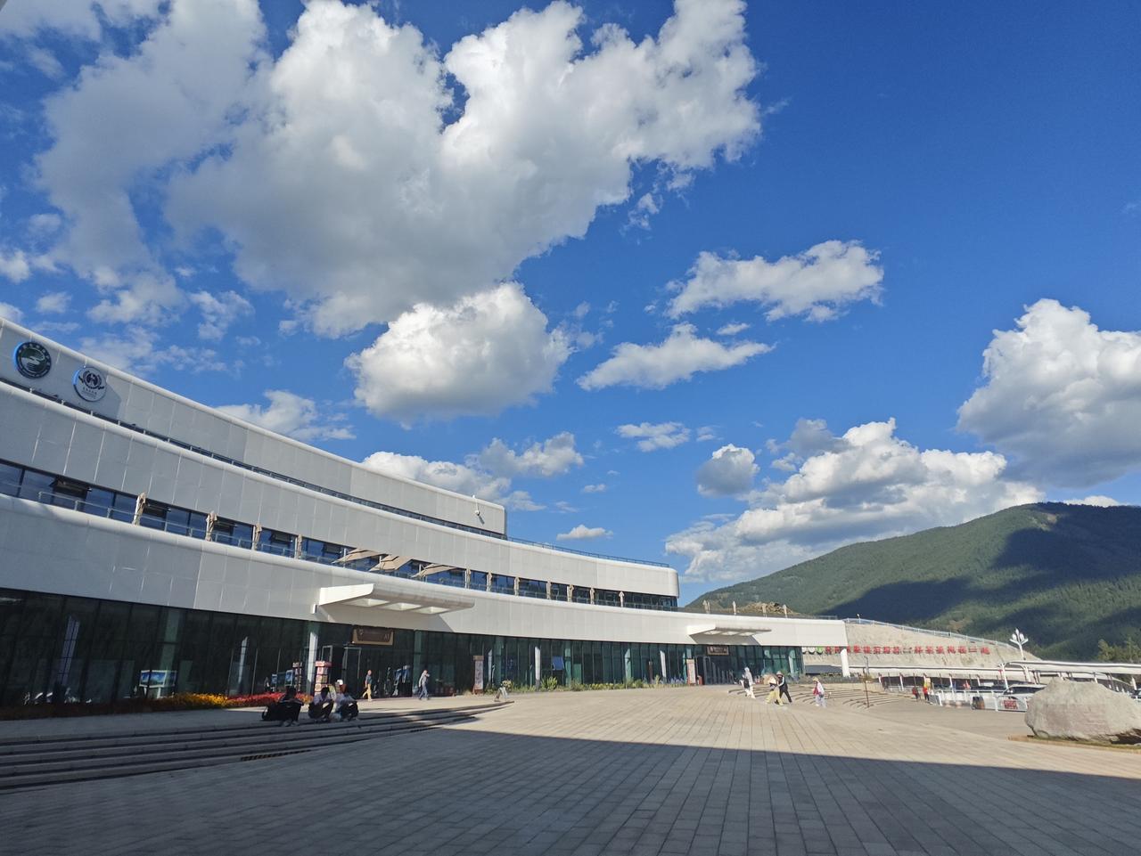 喀纳斯风光

喀纳斯湖位于新疆最北部阿勒泰山脉的深处，属于边境地区。喀纳斯是蒙古