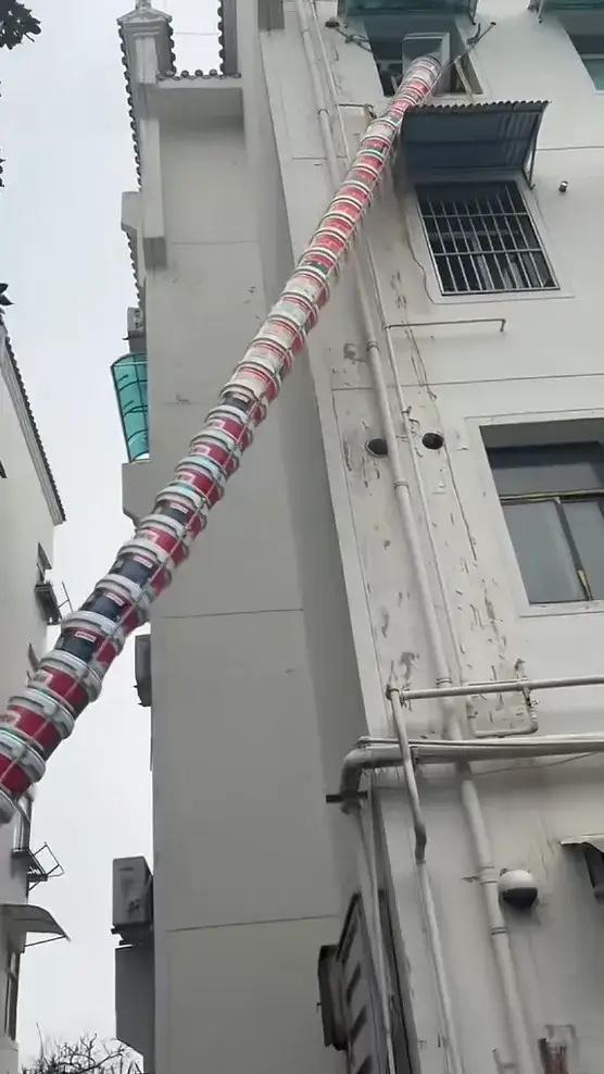 安徽男子自制垃圾下楼神器！普通务工者的生活智慧太戳人

“人怎么能这么聪明！”安