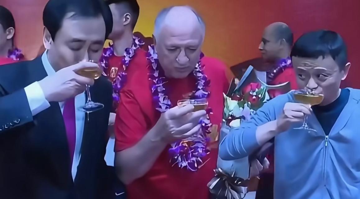 那时候的马老师还比较拘谨

2015 亚冠庆功酒会，许家印与马云共同倾倒香槟塔。