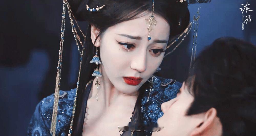 迪丽热巴 《白日提灯》贺思慕 / 动图▷EP21-04 牛角包+墨绿-救男主 流