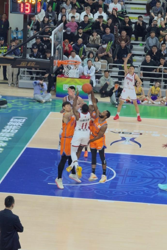 看样子，上海男篮今年夺双冠有戏。

今晚对山西的俱乐部杯决赛，半场其实就已经分出