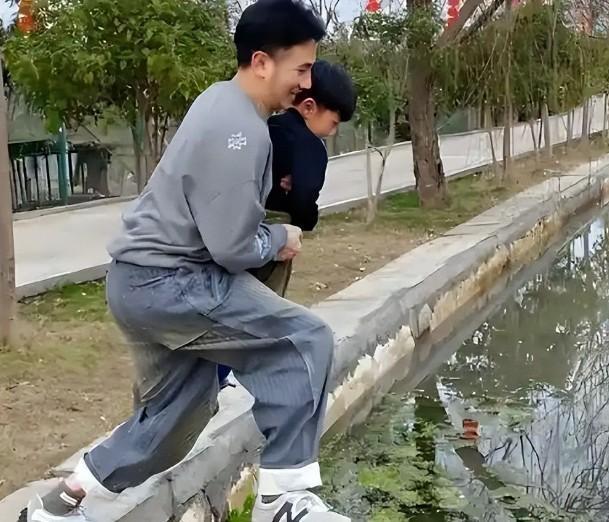 林生斌近况曝光，日子过得很潇洒，昔日一切成为过往云烟。
 
家人已逝，悲痛肯定伴