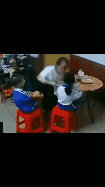 冬日生活打卡季视频里年妈妈给孩子辅导作业，估计是孩子还没有听懂，这位妈妈性格暴躁