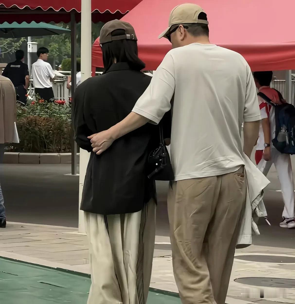 蒋勤勤与陈建斌一起参加儿子的毕业典礼，谁是显眼包，太明显了！
毕竟是明星，在校园
