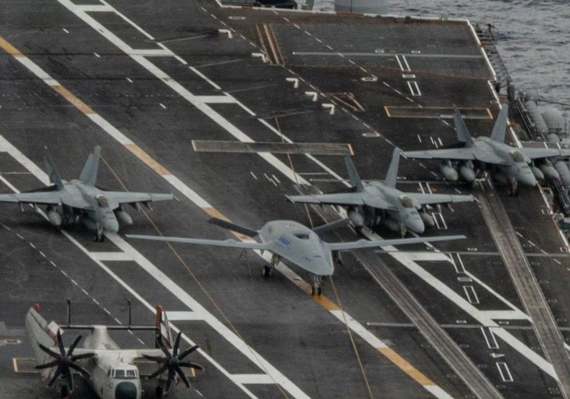 MQ-25A“黄貂鱼”舰载无人加油机上美国CVN-68"尼米兹级"航母甲板了。