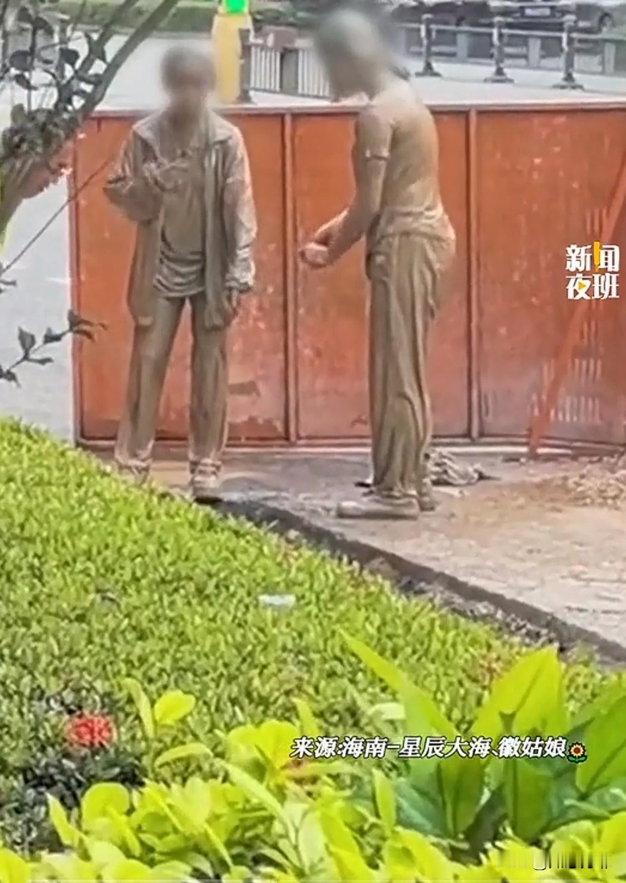两名初中女生骑车时看手机，不小心掉进了施工的泥潭里，附近店主看见后邀请她们进店冲
