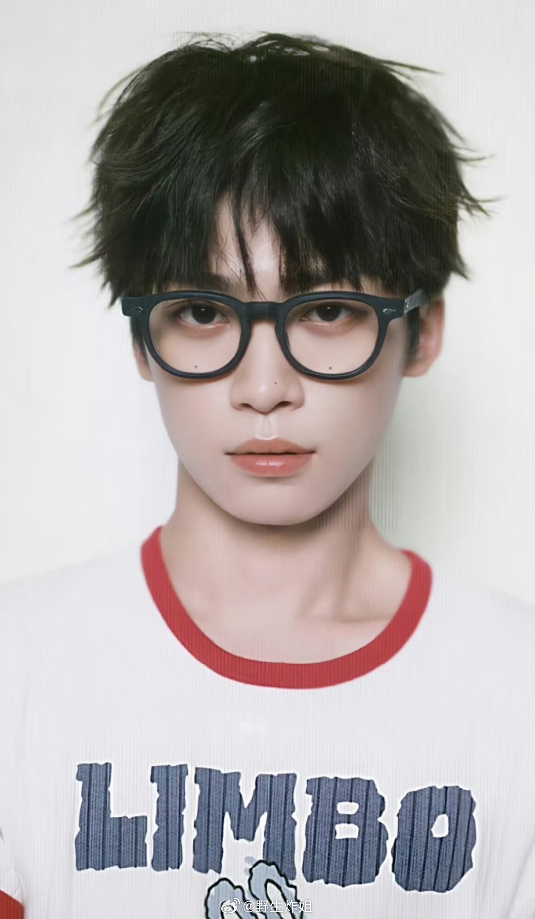 汇总一波戴着黑框眼镜的梓渝的照片，没有去参加音乐节没有开演唱会后，感觉热度好像降