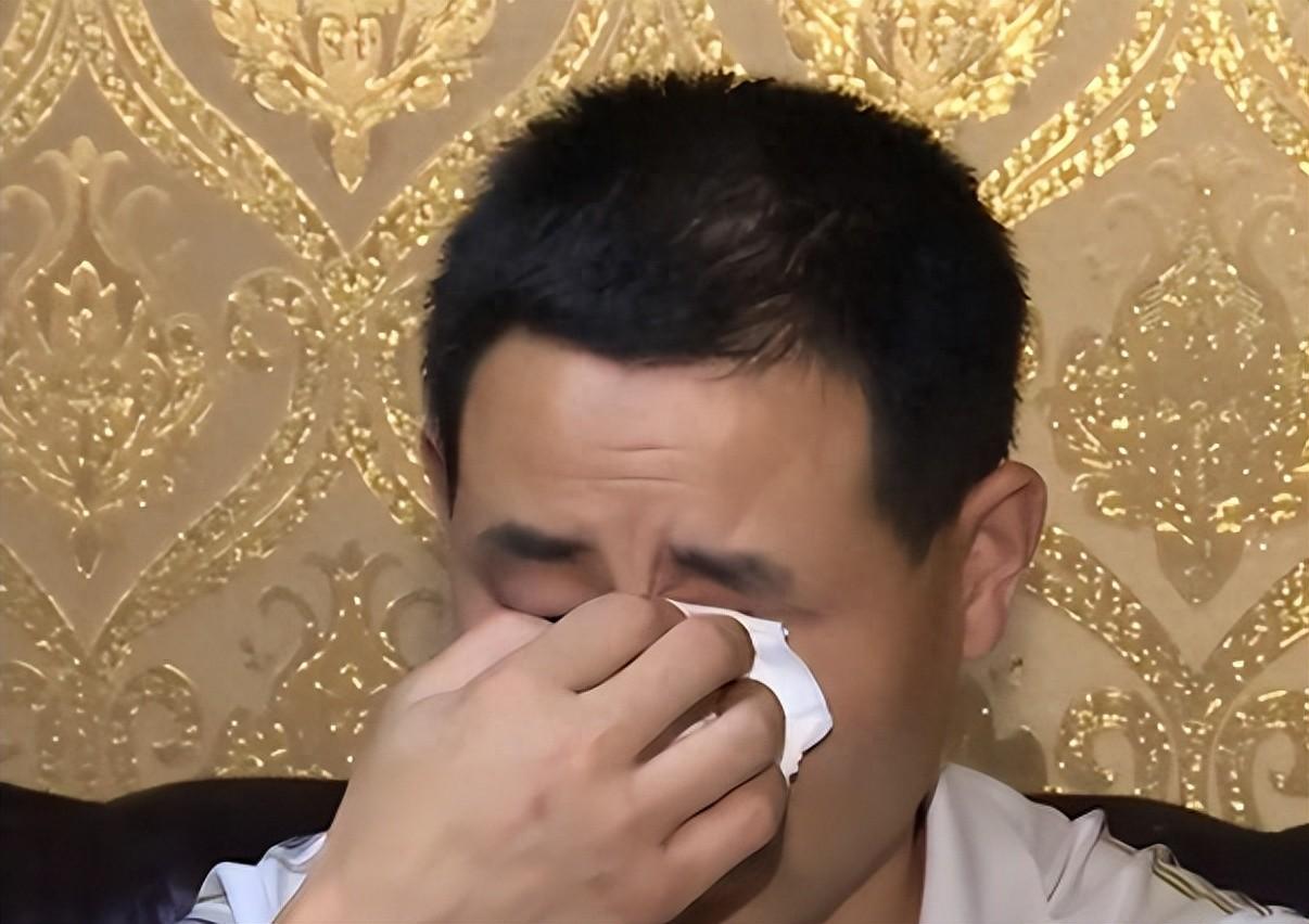 女子赌博一夜间输掉 245 万，丈夫仅仅问了一句，她竟抄起菜刀追着丈夫砍。
20