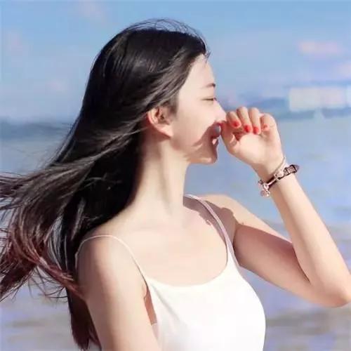 海风吹拂下的白裙少女，心旷神怡的夏日时光。温柔白裙少女 白裙少女感 温柔气质小白