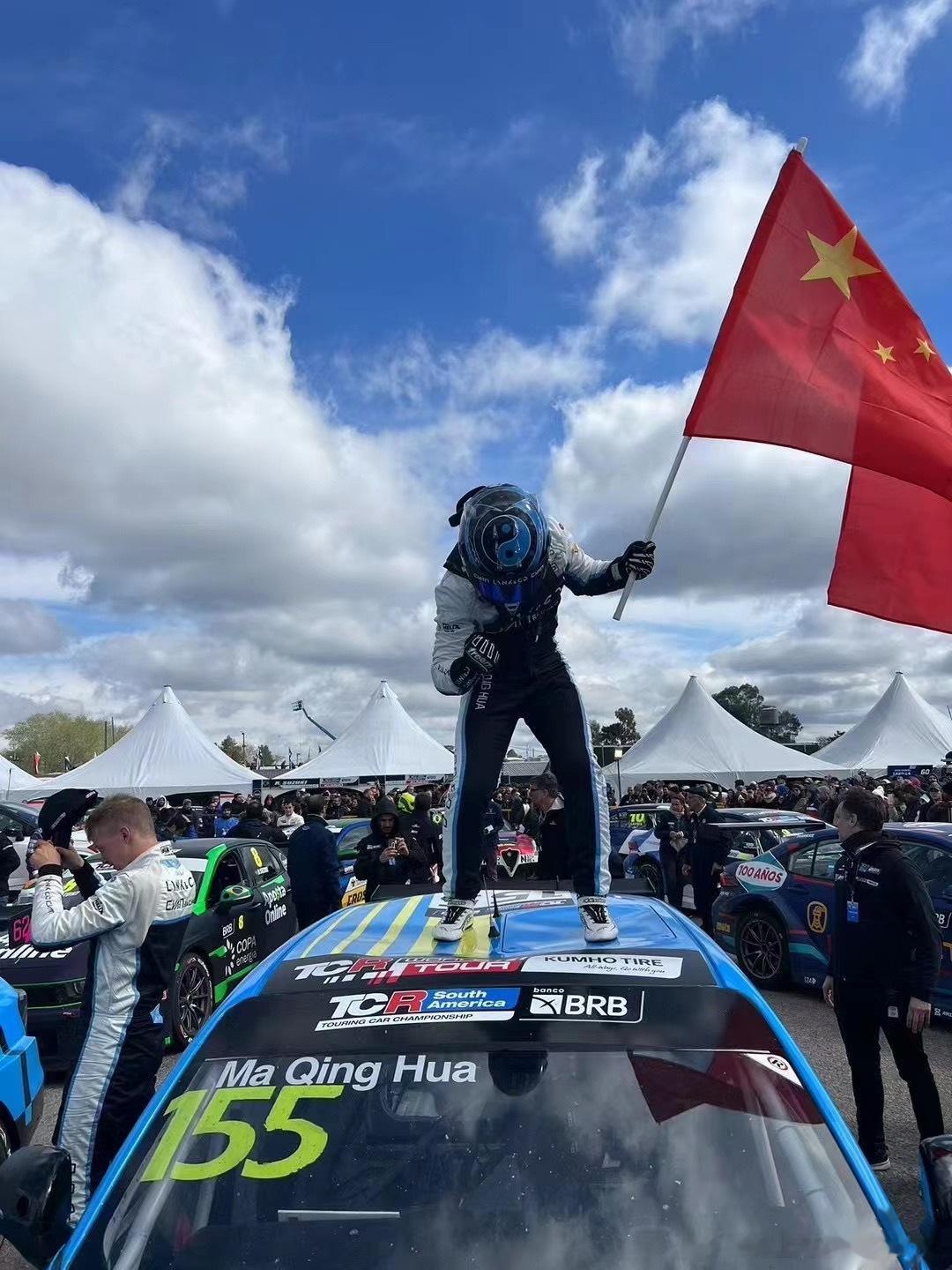 开心地蹦上车顶！中国车手马青骅在刚刚结束的TCR世界巡回赛乌拉圭站第二回合夺冠 
