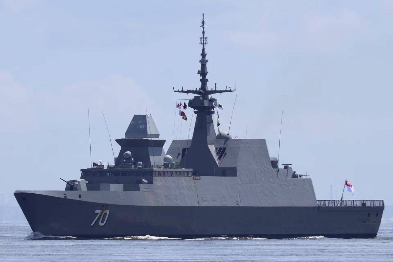 HMS 圣奥尔本斯号（F83）23型公爵级护卫舰离开格伦马兰后在克莱德河出海 -