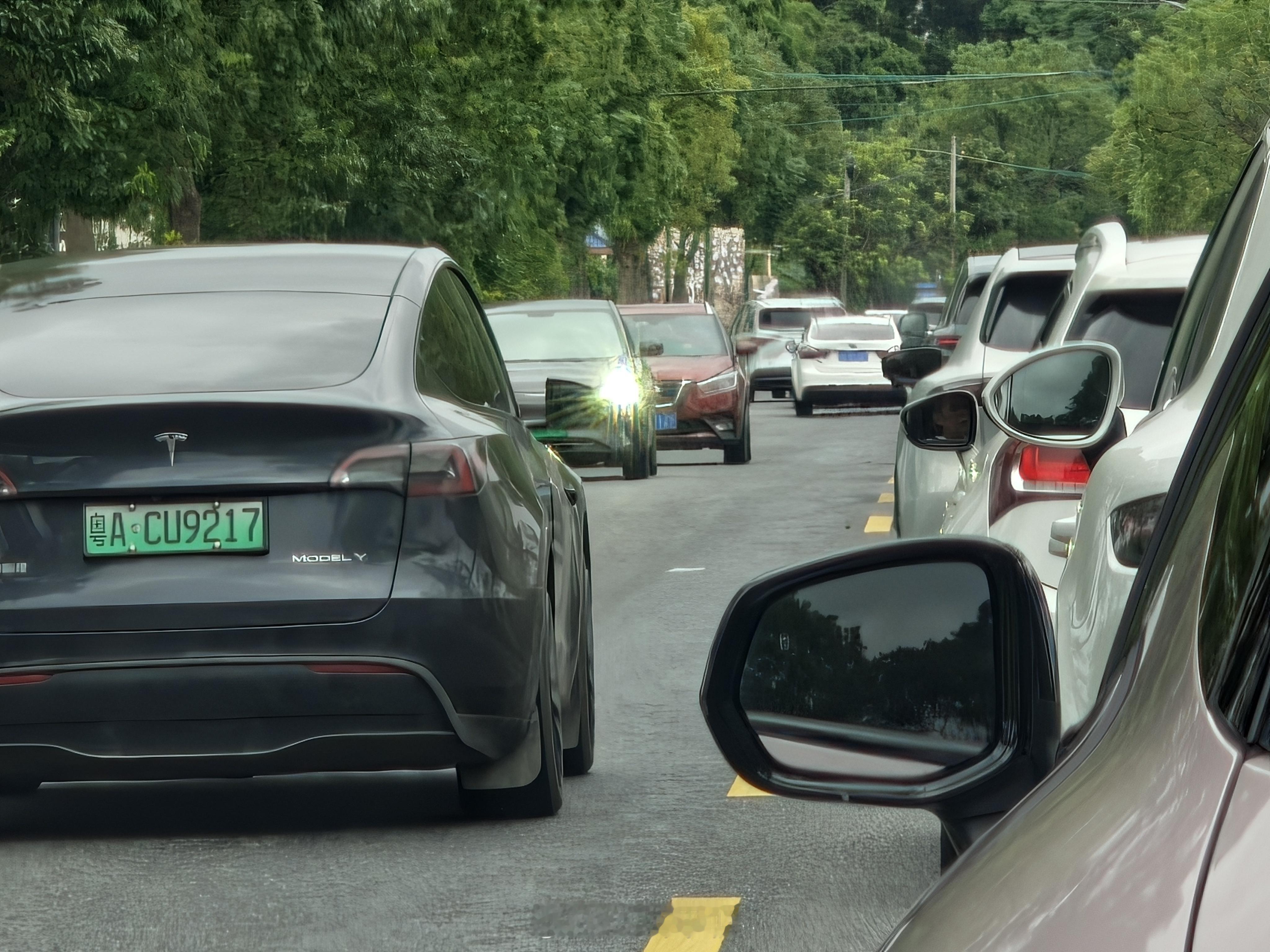 为什么堵车？这就是原因！一块车牌都不打码，有告诉我举报途径吗？？ 