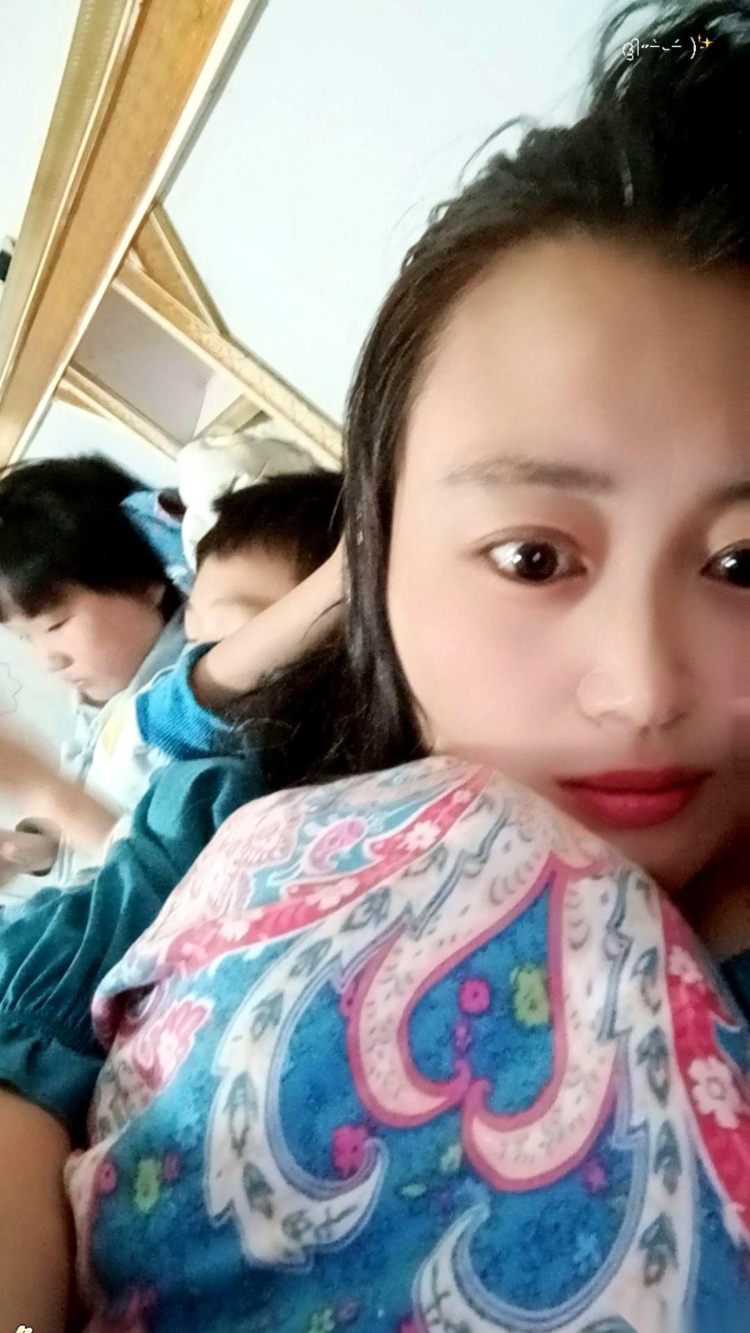 房门关着。
他难得休息一天，几个月来头一次。然后，就把自己关起来打了一整天游戏。