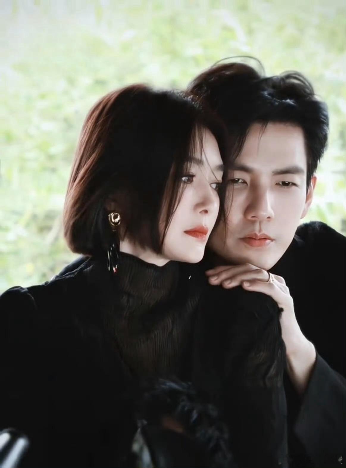 钟汉良被秦岚夸吻技红温了 笑晕！秦岚直播直夸钟汉良“太会吻了”，让沉稳的哇哥瞬间