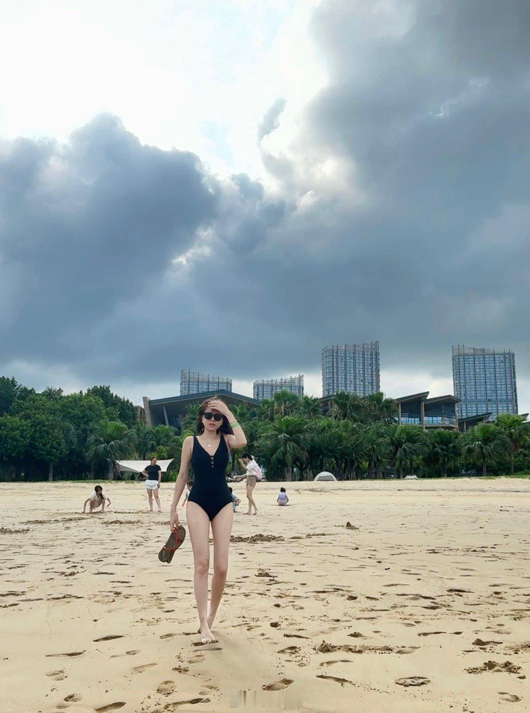 又出片了，不容易（在大家都穿衣的海滩好像疯子