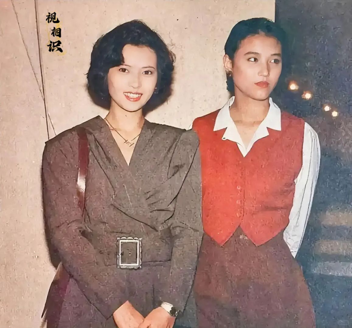 90年代初，蓝洁瑛和周海媚的合影照片，当时她们正值风华正茂，而且事业都还在上升期...