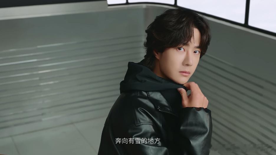 王一博又登双子塔 成都双子塔再次点亮王一博，这份熟悉感已经越来越强。始终保持专注