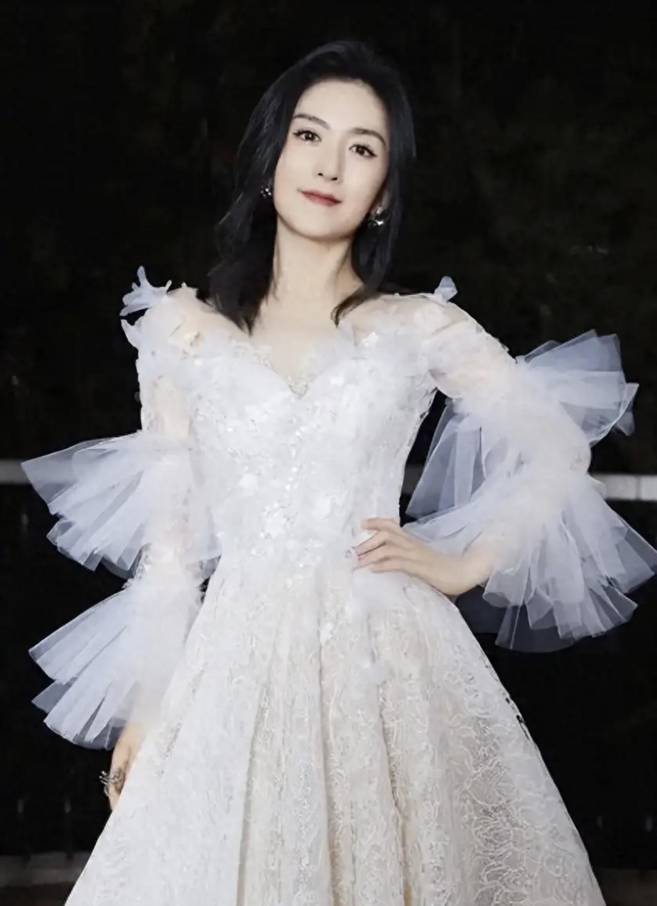 今天看有自媒体博主曝光谢娜一家人一年的消费花销：上海那套6000万思南公馆每年物