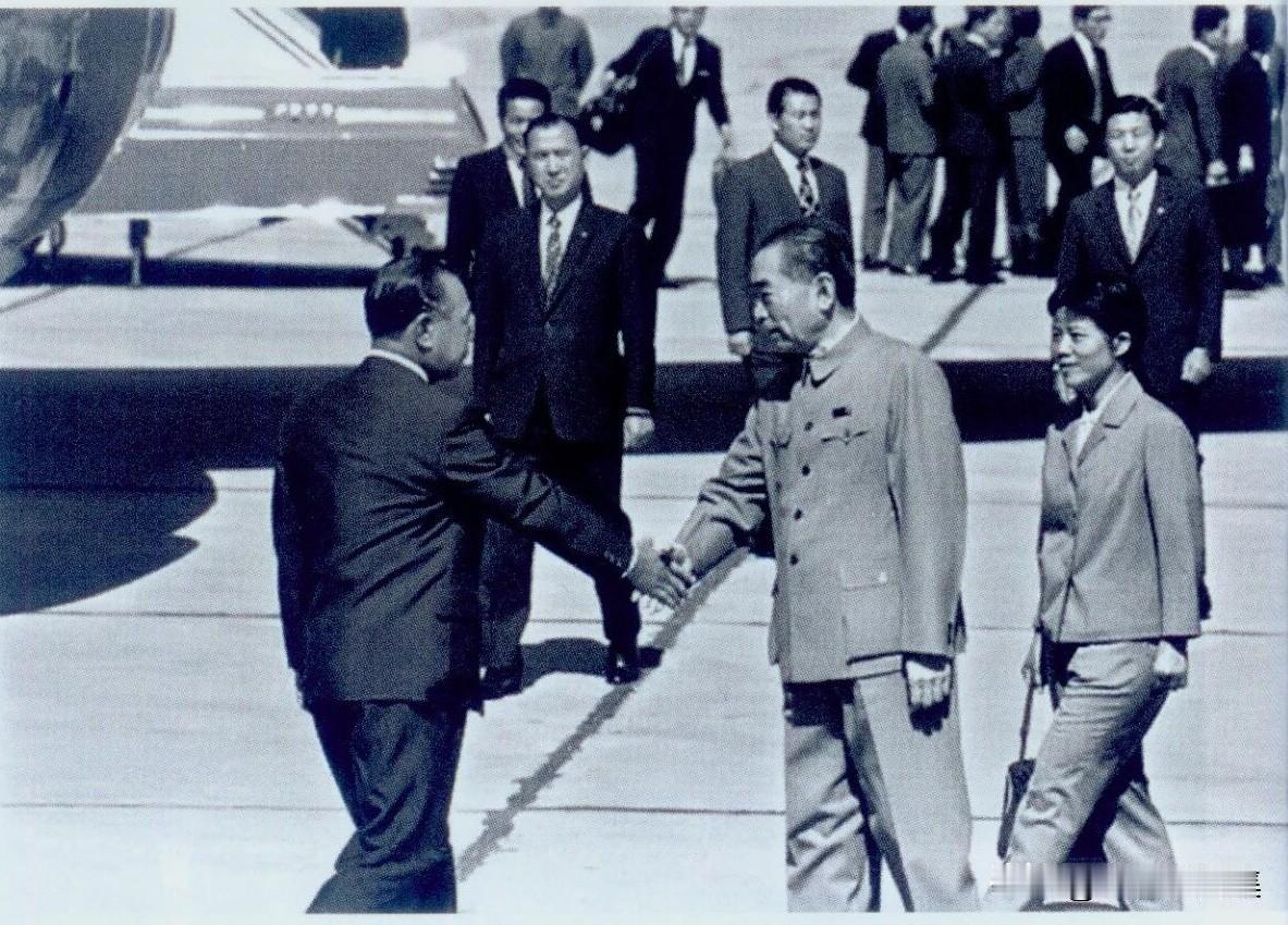 1972年9月25日，周恩来总理在北京首都机场舷梯旁，与飞抵访华的日本首相田中角