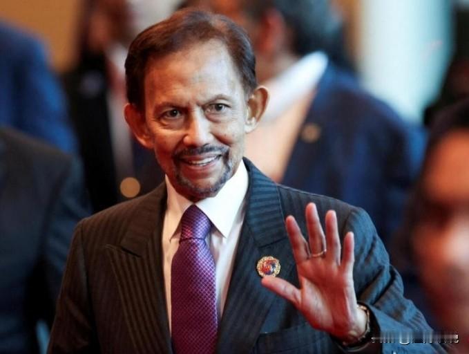 79岁的文莱苏丹波基亚将接受膝关节置换手术！

他自1967年登基以来，己在位5