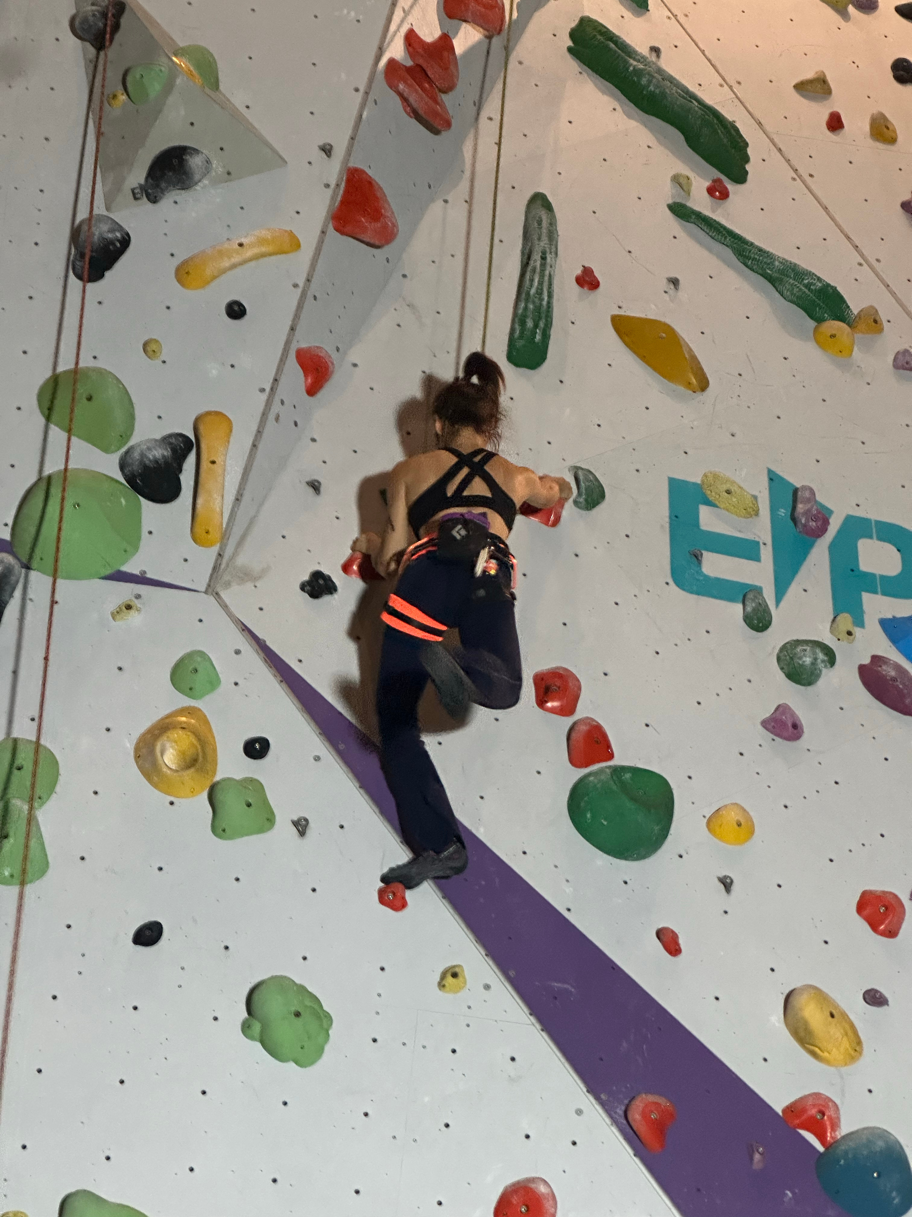 打卡第五次爬高墙🧗♀️第一次晚上爬，可以看到好看的城市夜景～就是太热，等天气凉