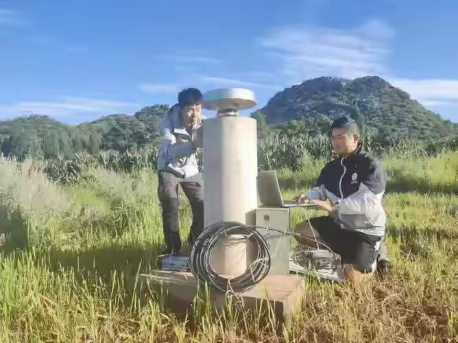 地震仪本该听地下的动静，却盯上了天上掉下来的碎片；一边是精密轨道预测，一边是实际