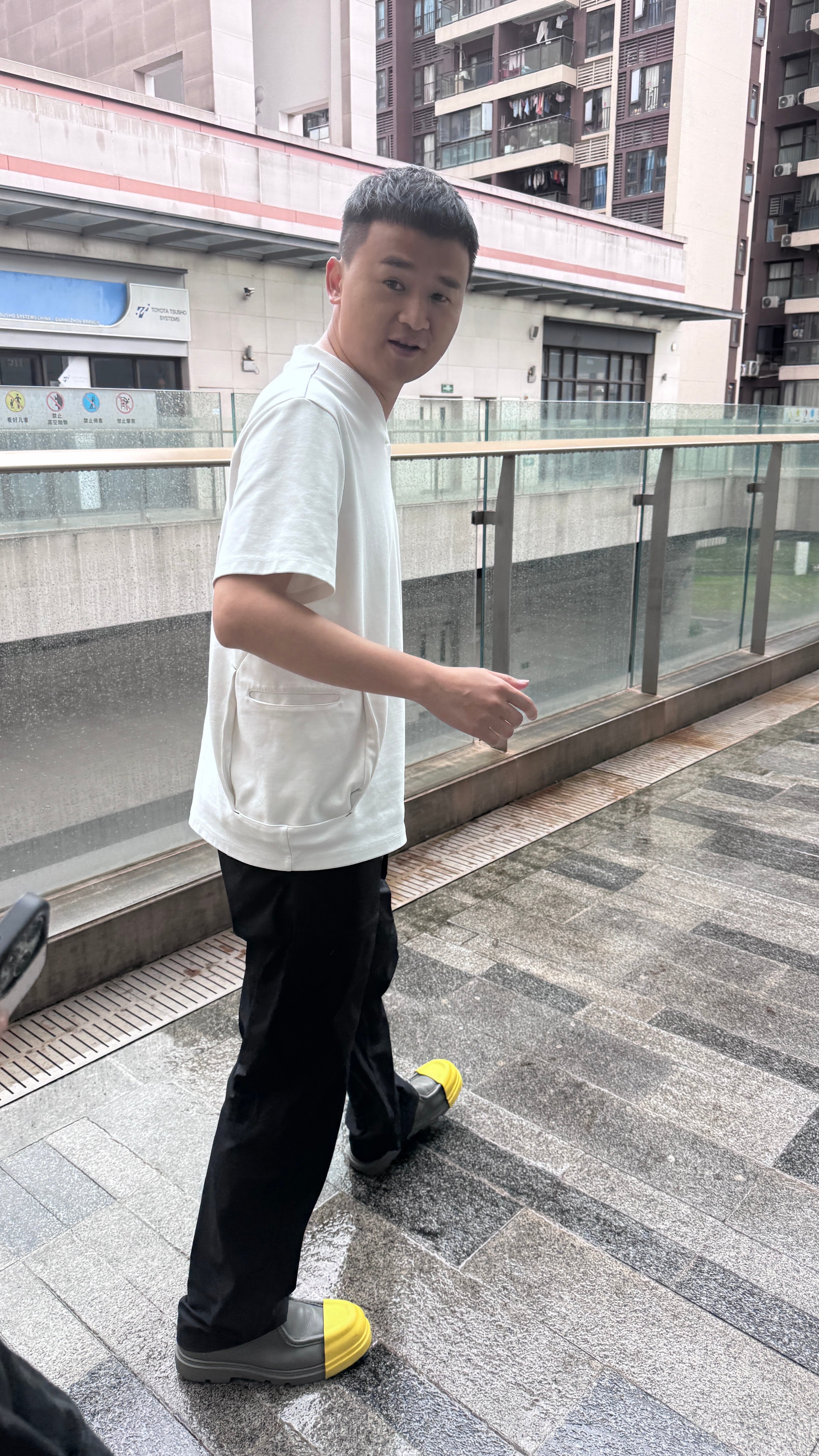 杰灵说这是他最喜欢的鞋之一因为鞋头可以换插销（好像是这意思）不同拍摄就可以换不同