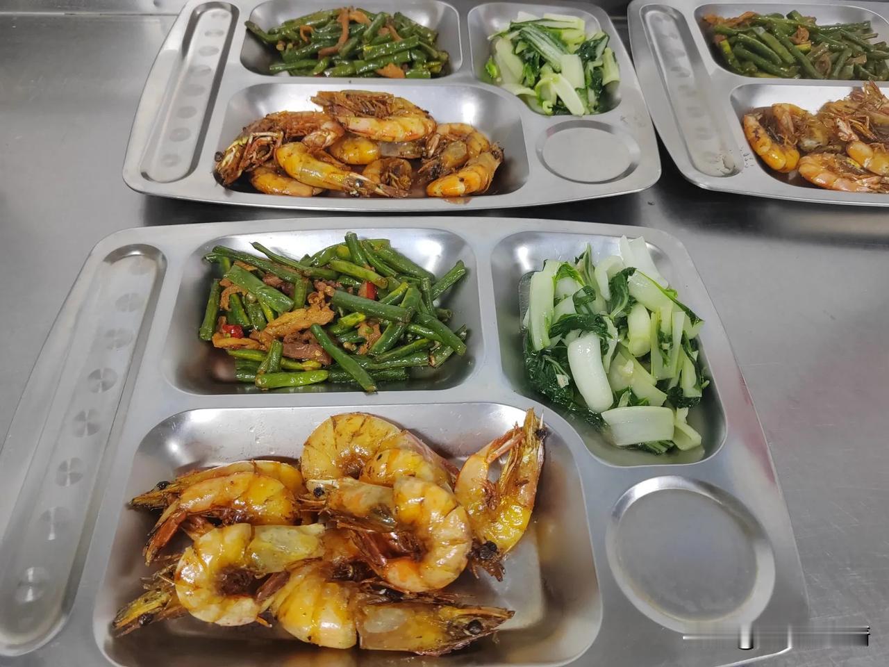 中午做的烤排骨，我给大伙分排骨的时候，一些船员就问，印度排骨吗？我说不是的，还是