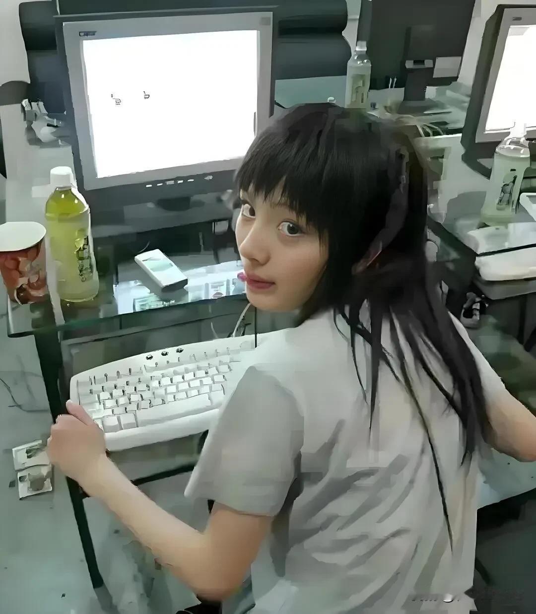 2005年19岁的杨幂泡吧的照片。