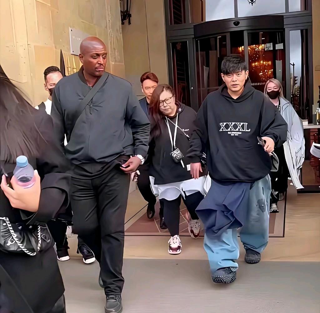 巴黎世家为什么一直没有选到陈奕迅？巴黎世家这套衣服周董穿上像周大郎，真不知道谁还