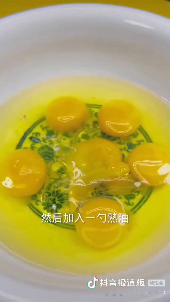 蒸鸡蛋糕秘诀。
鸡蛋糕是不是跟冻豆腐似的又老蜂窝又多？我来教你怎么做出又滑又嫩的
